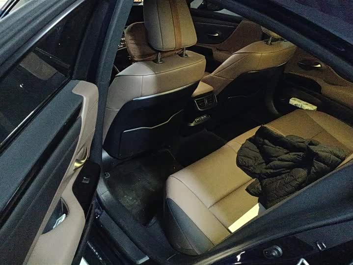 Фото 7 - Lexus ES