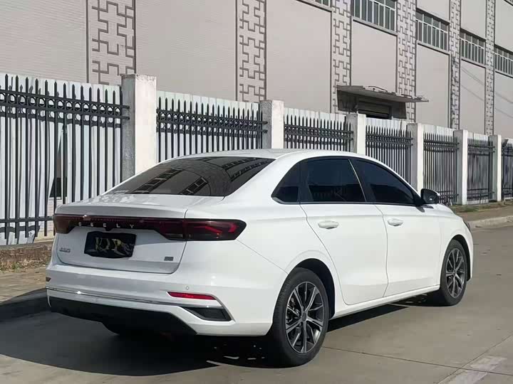 Фото 9 - Geely Emgrand