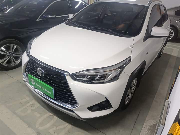 Фото 1 - Toyota Yaris L Hatchback