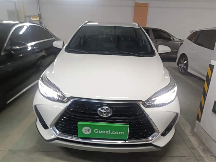 Фото 3 - Toyota Yaris L Hatchback