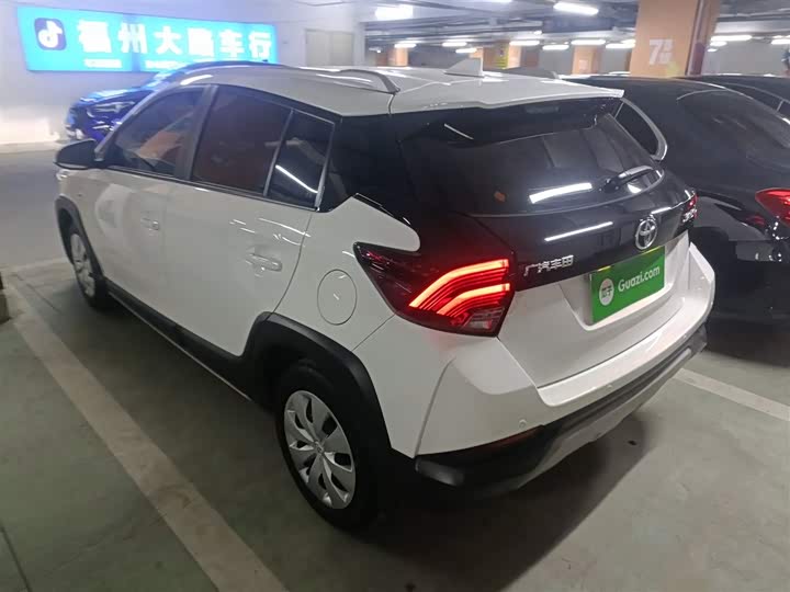 Фото 5 - Toyota Yaris L Hatchback