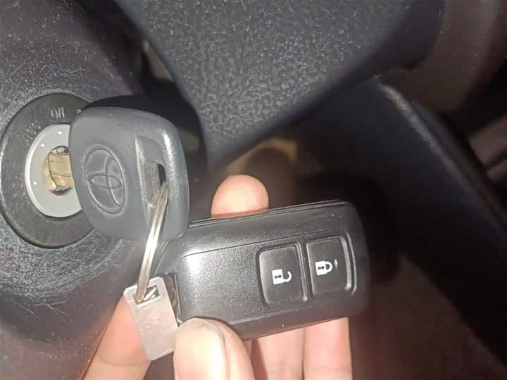 Фото 9 - Toyota Yaris L Hatchback