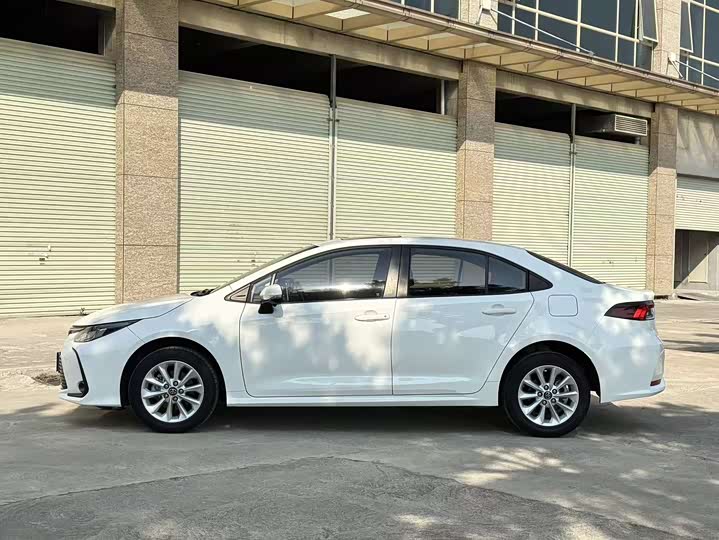 Фото 4 - Toyota Corolla