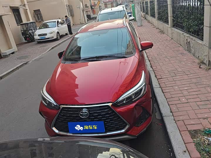 Фото 2 - Toyota Yaris L Hatchback