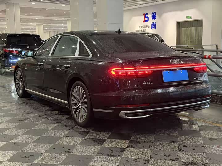 Фото 4 - Audi A8