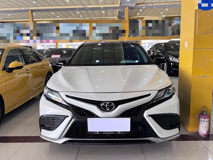 Фото 2 - Toyota Camry