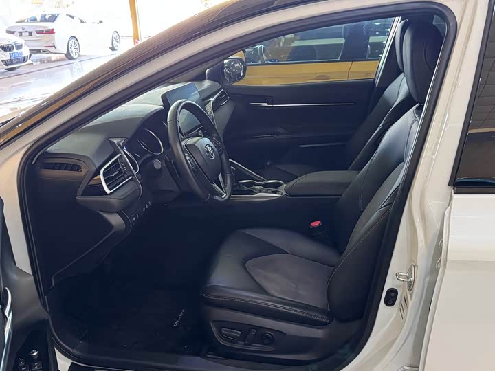 Фото 4 - Toyota Camry