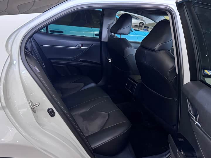 Фото 6 - Toyota Camry