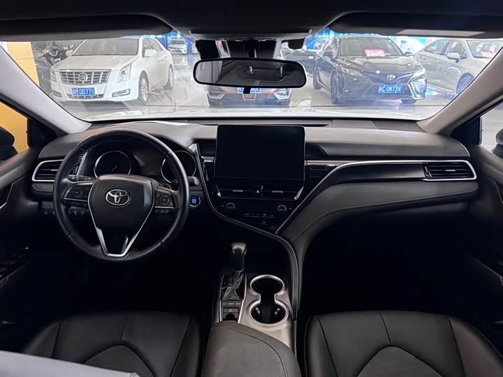 Фото 8 - Toyota Camry