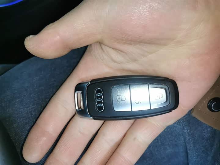 Фото 9 - Audi A6L