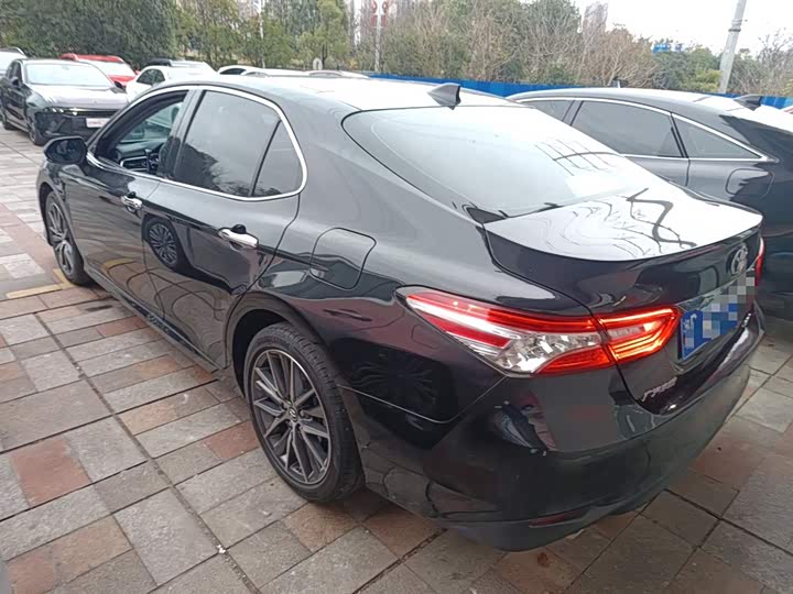 Фото 5 - Toyota Camry