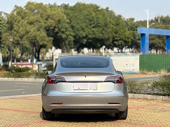 Фото 4 - Tesla Model 3