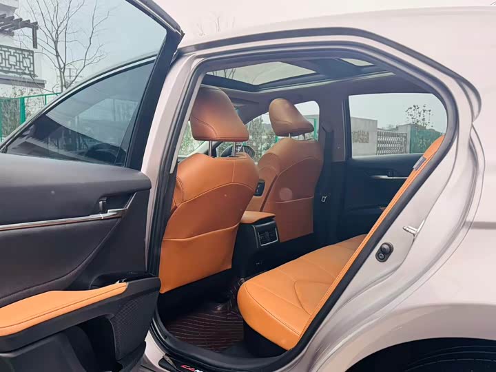 Фото 4 - Toyota Camry