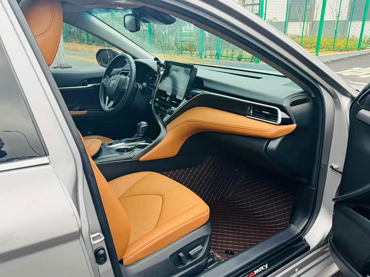 Фото 6 - Toyota Camry