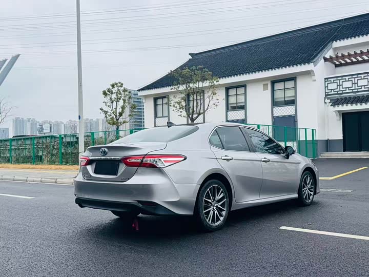 Фото 7 - Toyota Camry