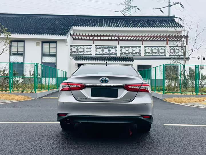 Фото 8 - Toyota Camry