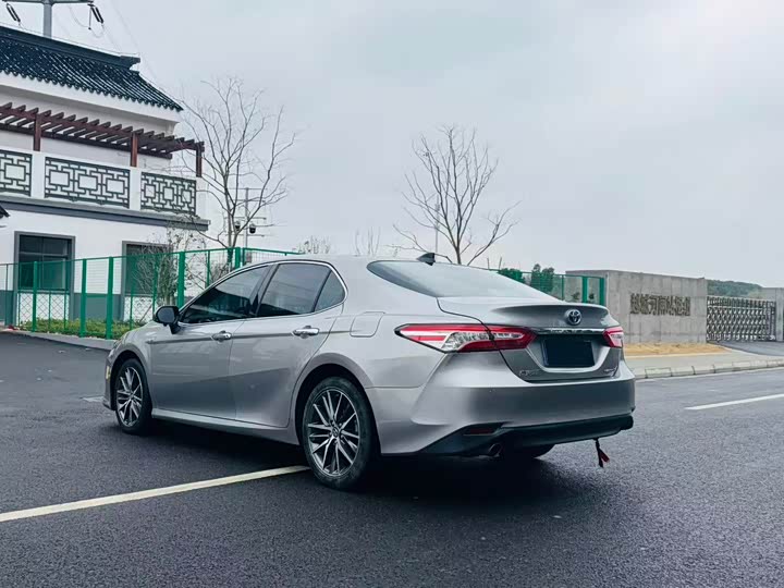 Фото 9 - Toyota Camry