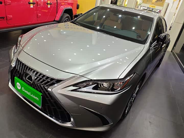 Фото 1 - Lexus ES