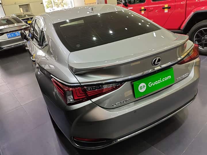 Фото 3 - Lexus ES