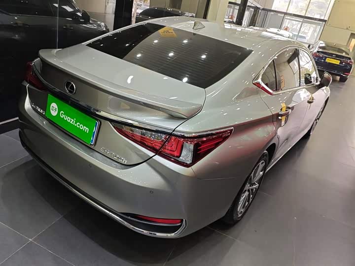 Фото 5 - Lexus ES