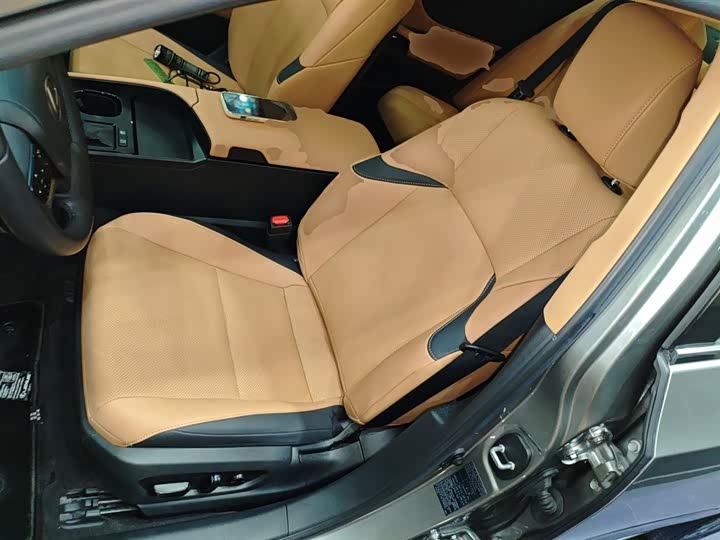 Фото 9 - Lexus ES