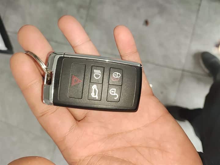 Фото 9 - Land Rover Range Rover Velar