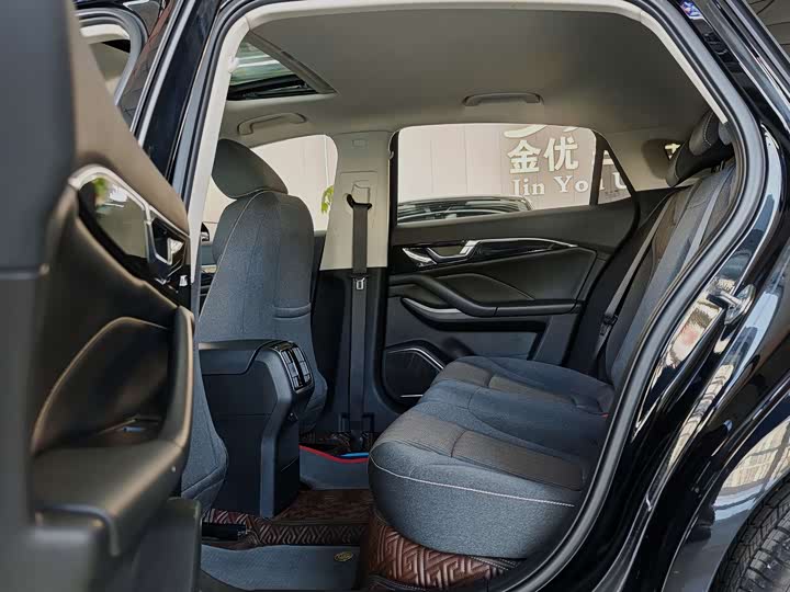 Фото 7 - Bestune B70