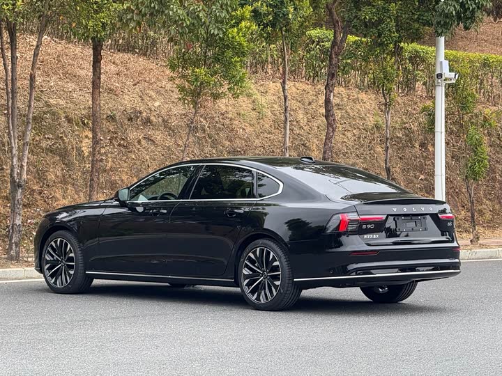 Фото 8 - Volvo S90