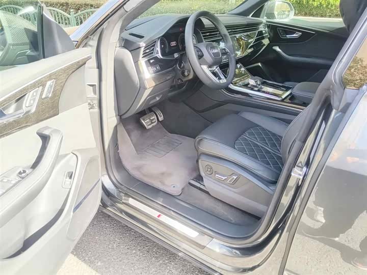 Фото 4 - Audi Q8