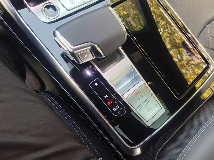 Фото 8 - Audi Q8