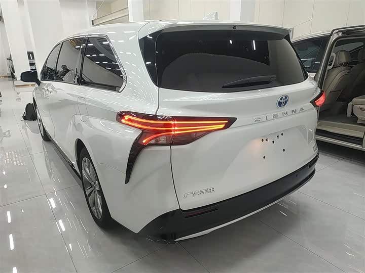 Фото 5 - Toyota Sienna