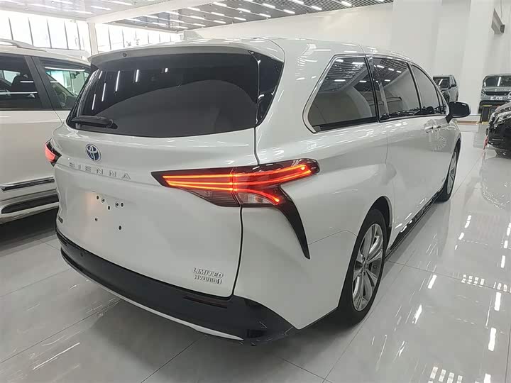 Фото 7 - Toyota Sienna