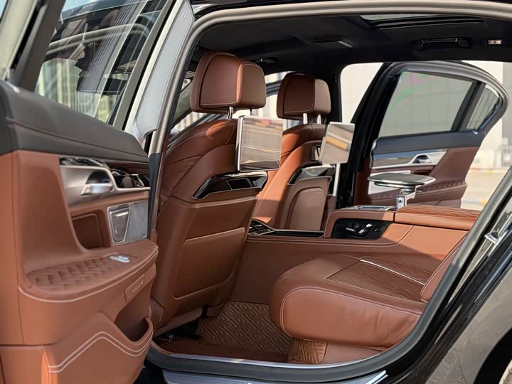 Фото 5 - BMW 7 Series