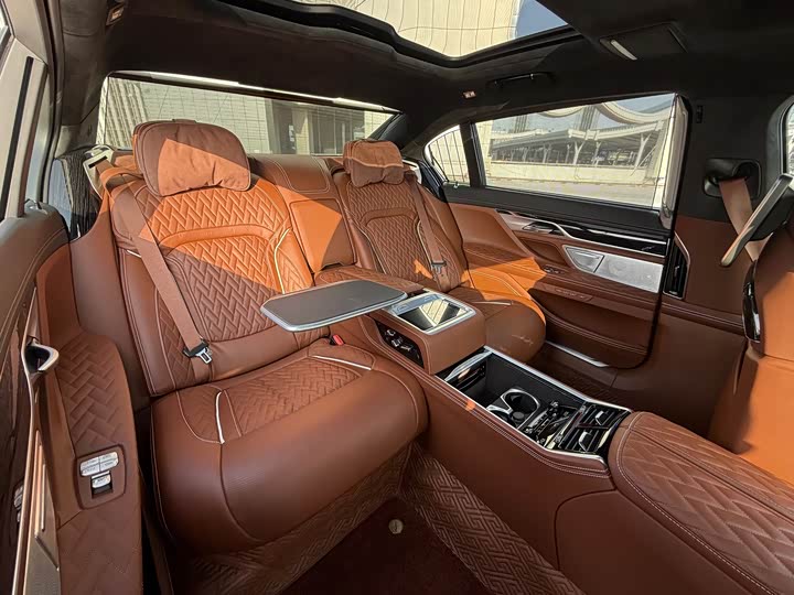 Фото 8 - BMW 7 Series