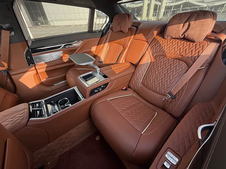 Фото 9 - BMW 7 Series