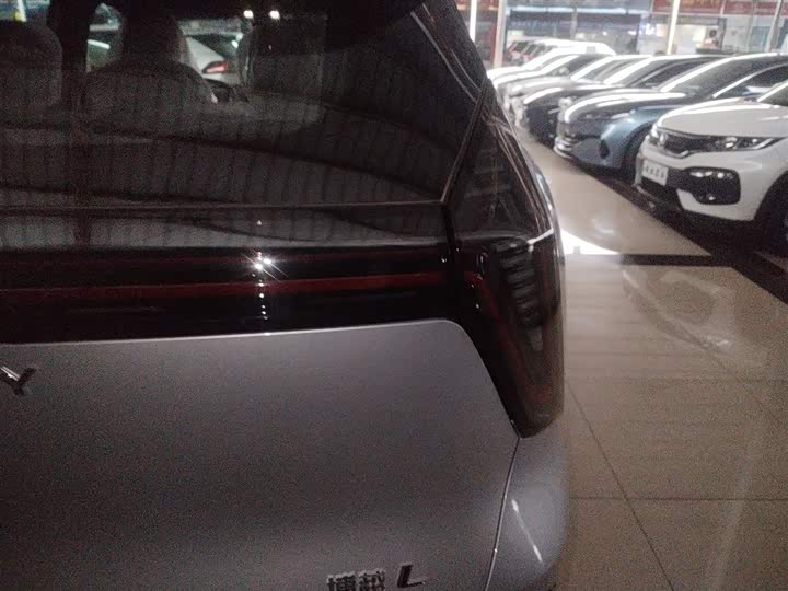 Фото 8 - Geely Atlas L