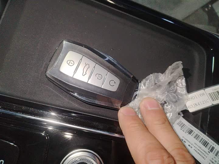 Фото 9 - Geely Atlas L