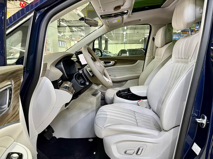 Фото 4 - Roewe iMax 8