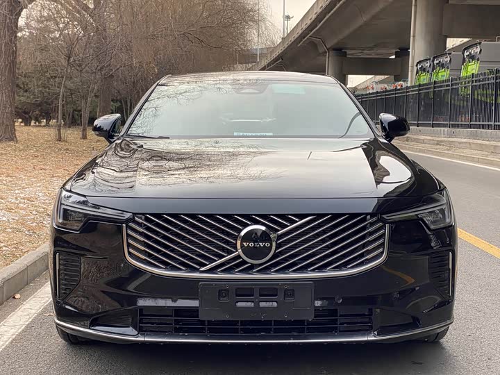 Фото 2 - Volvo S90