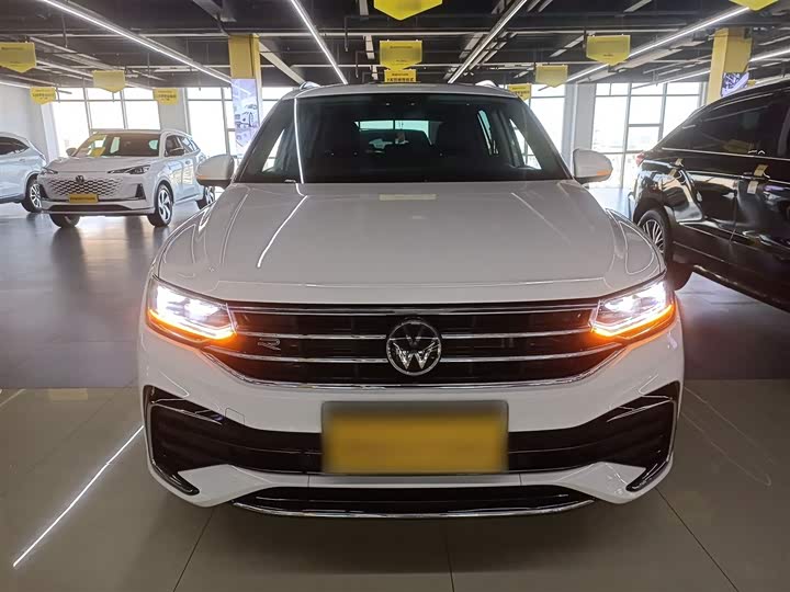 Фото 3 - Volkswagen Tiguan L Pro