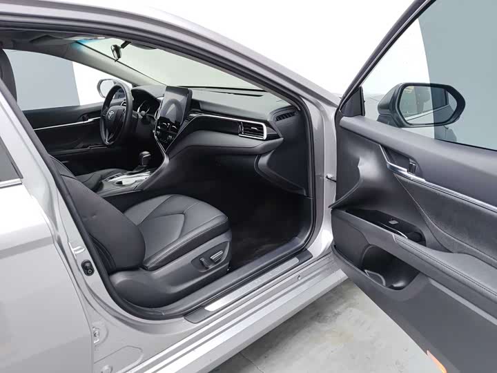 Фото 9 - Toyota Camry