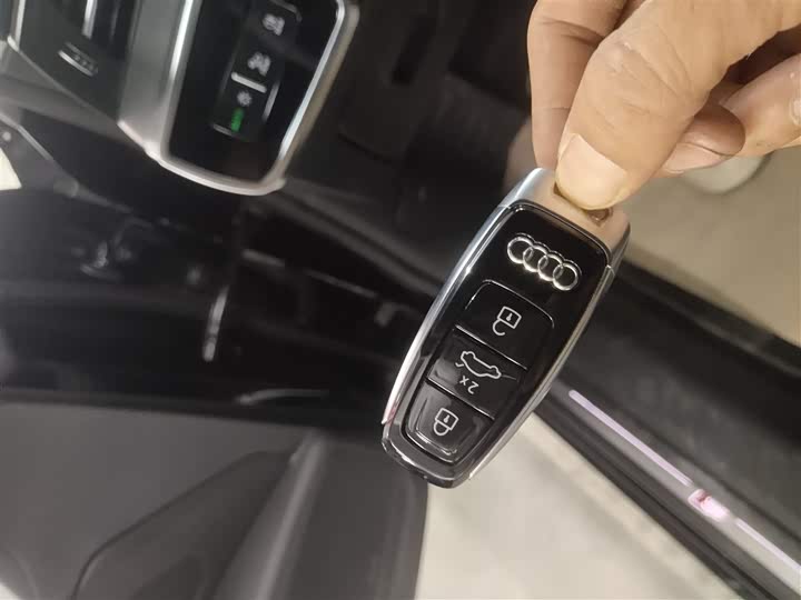 Фото 9 - Audi A7L