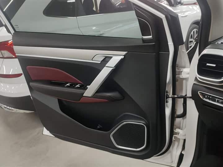 Фото 7 - Geely Coolray