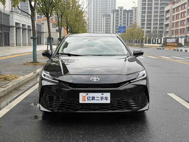 Фото 2 - Toyota Camry