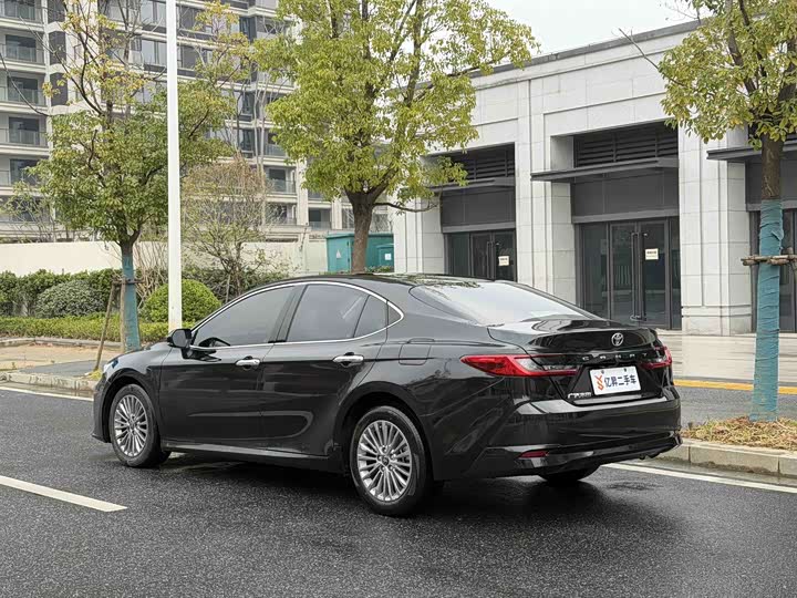 Фото 4 - Toyota Camry