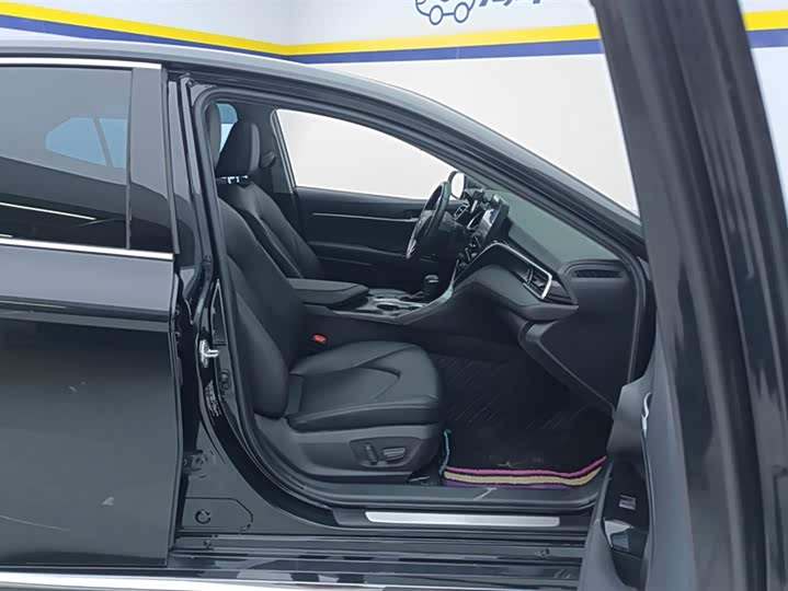 Фото 8 - Toyota Camry