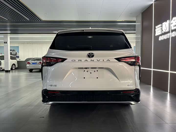 Фото 8 - Toyota Granvia