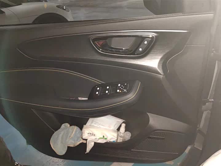 Фото 7 - Roewe RX5 Hybrid