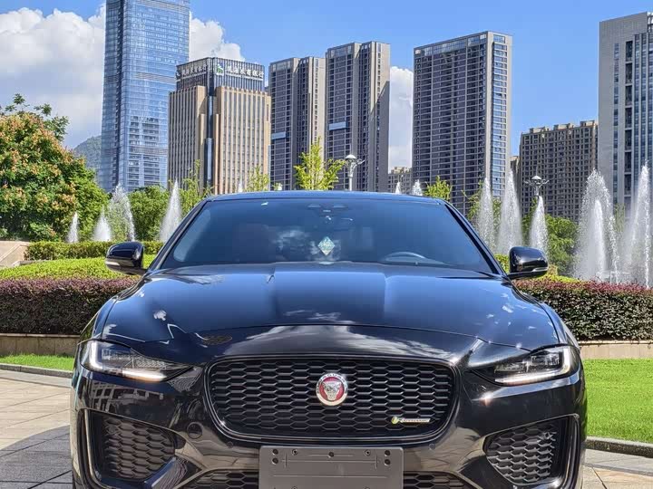 Фото 2 - Jaguar XE L
