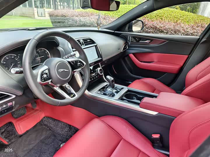 Фото 4 - Jaguar XE L